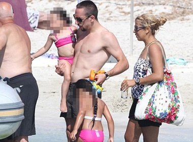 Gia dinh Ribery di nghi mat giai sau hinh anh