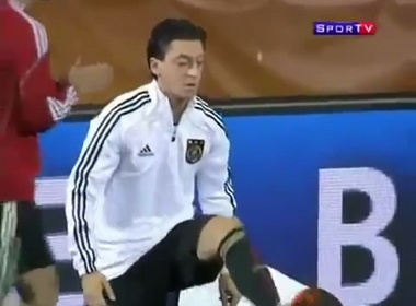 Oezil va Ibra lam xiec voi… keo cao su hinh anh