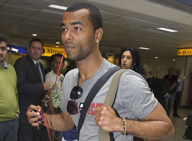 Ashley Cole - 'Ke dang ghet nhat nuoc Anh' ve nha hinh anh