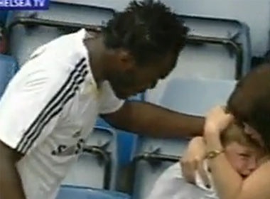 ‘Sao’ Chelsea sut bong vao mat tre em hinh anh