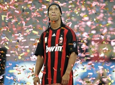 Milan mo cua cho Ronaldinho ra di hinh anh