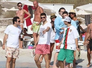 Gerard Pique nghi mat tren du thuyen hang sang hinh anh