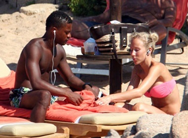 Evra ‘lanh nan’ tren dat Italy hinh anh