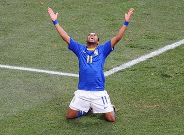 Pha dem bong hut kho tin cua Robinho hinh anh