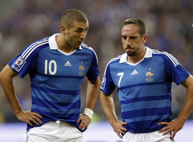 Ribery va Benzema bi bat hinh anh