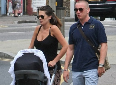 Cuu hoa hau Anh dua con trai 1 tuan tuoi dao pho hinh anh