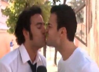 Fabregas trao nu hon nong tham cho nam phong vien hinh anh