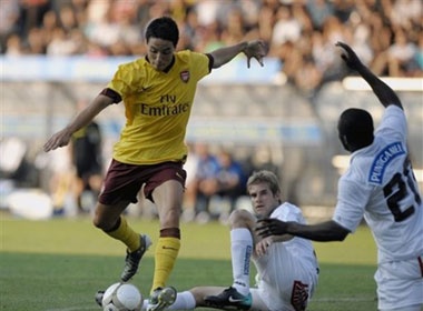 Arsenal dai thang, Liverpool bi cam chan hinh anh