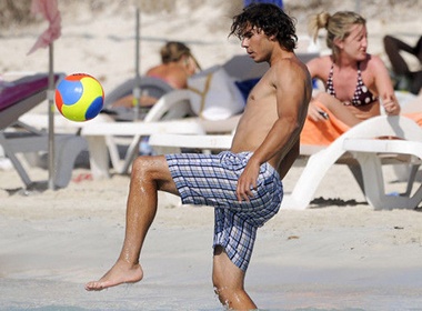 Nadal tro tai tang bong tren bai bien hinh anh