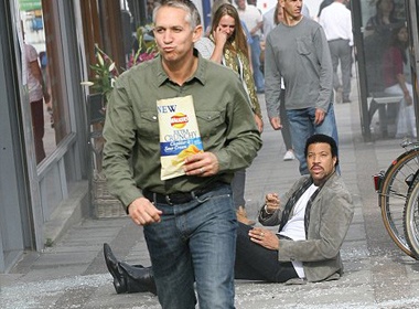 Gary Lineker 'danh nhau' voi Lionel Richie hinh anh