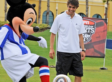 Kaka choi bong cung chuot Mickey hinh anh
