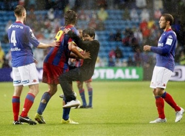 CDV lieu minh xuong san om hon Ibrahimovic hinh anh