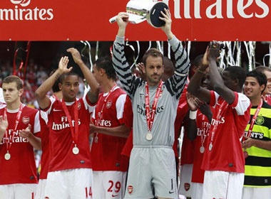 Arsenal dang quang Emirates Cup hinh anh