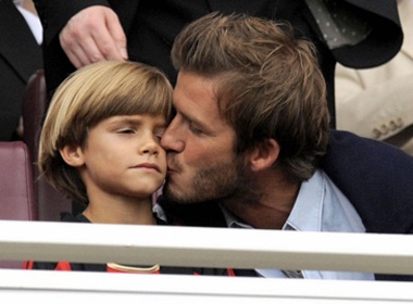 Beckham triu men voi con tren khan dai hinh anh