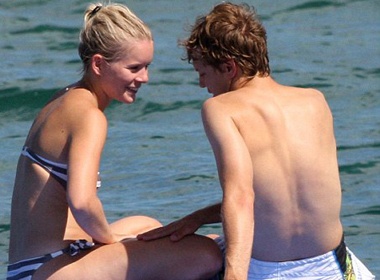 Tay dua Sebastian Vettel vui ve ben ban gai hinh anh