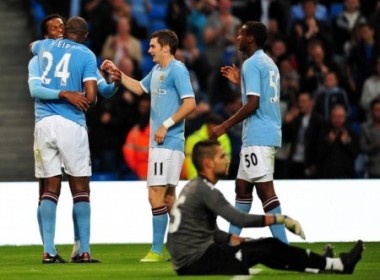 Man City thang tran, Mancini bi day vao the kho hinh anh