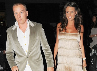 Vo chong Danielle Lloyd ‘bo’ con di tiec tung hinh anh