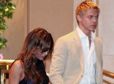 Cheryl va bo tre quan nhau nhu 'duoi sam' hinh anh