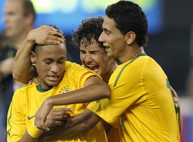 Brazil thang ‘2 sao’, HLV Menezes ra mat thanh cong hinh anh