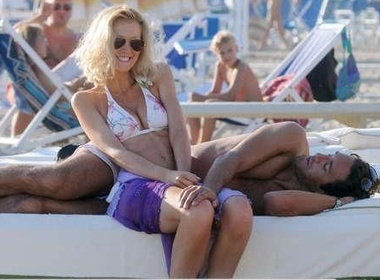 Luca Toni cung bo di 'ham nong tinh yeu' hinh anh