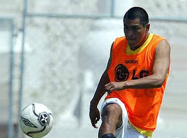 Cau thu 'boc lich' vi ‘cau ket’ voi trom hinh anh