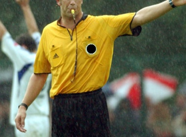 Trong tai dam chet cau thu tren san hinh anh