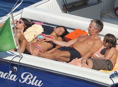 Vo chong Lineker tim ve 'chon xua' hinh anh
