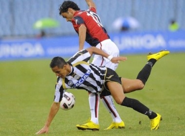 Ha guc Udinese, Genoa xong dat thanh cong hinh anh