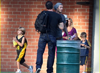 Bo con nha Becks 'nghich ngom' trong cong vien hinh anh