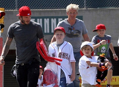 Tuan an choi cua bo con nha Becks hinh anh