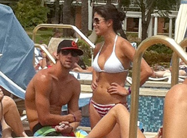 Michael Phelps vui thu ben hoa hau hinh anh