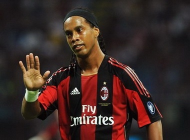 Ronaldinho buoc phai giam luong de o lai Milan hinh anh