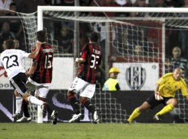 Inter no nu cuoi, Milan khoc han hinh anh