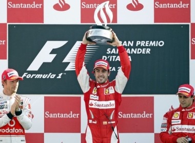 Fernando Alonso giup Ferrari thang tren san nha hinh anh