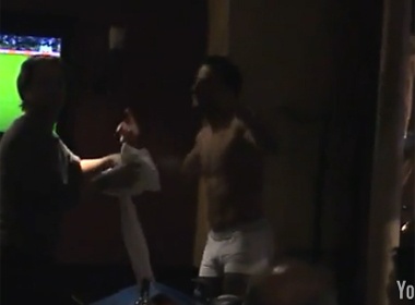 Cuu cau thu Barca nhay thoat y giua quan bar hinh anh