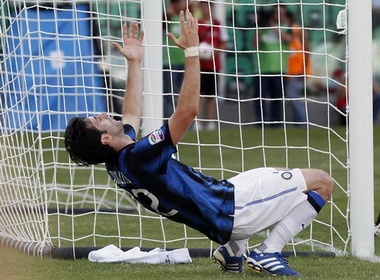 Milito bat man vi HLV Benitez hinh anh