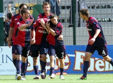 Cagliari se dung vung tren thanh dia cua Juve? hinh anh