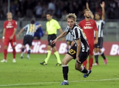 Tan binh toa sang, Juve vui dap Cagliari hinh anh