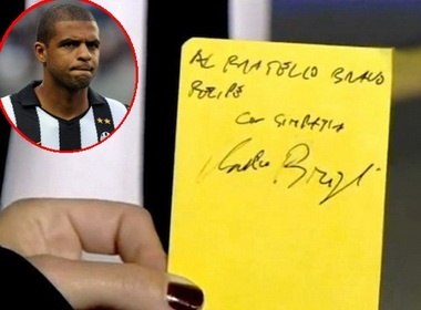 Trong tai dung the vang ki tang cau thu hinh anh