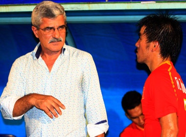 HLV Calisto khong hai long ve U23 Viet Nam hinh anh