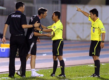 HLV Singapore bi duoi vi hieu lam hinh anh