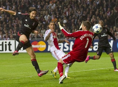 Ibramovic vang mat, van rui hay may man cua Milan? hinh anh