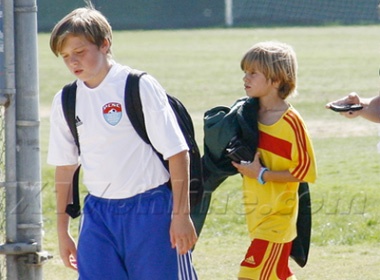 Ba quy tu nha Becks tap bong giua troi nang hinh anh