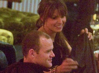 Rooney 'mua' duoc nu cuoi cua ba xa hinh anh