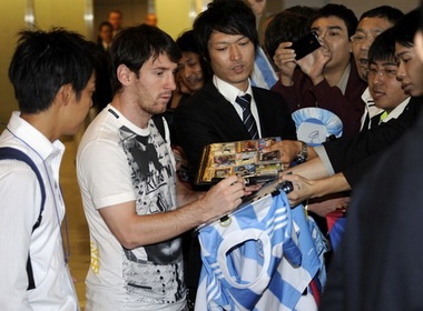 Messi buoc phai ra san vi… tien hinh anh