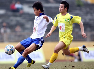 Vi sao Van Quyen phai ky hop dong tron doi voi SLNA? hinh anh