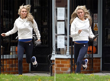 Ba xa Gerrard ‘chay dua’ voi canh sat hinh anh