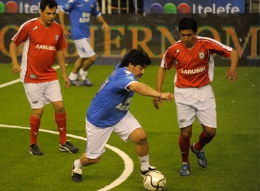 Maradona da bong quyen tien cho ban hinh anh