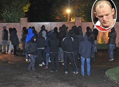 Fan qua khich vay ham nha Rooney hinh anh