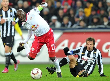 Juventus de chung su 'noi day' cua Bologna hinh anh